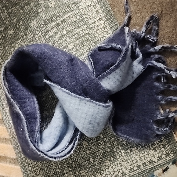 🔴 🔚🔜 2pc Soft Fuzzy Saddle Blanket Style Scarfs . - Picture 6 of 9